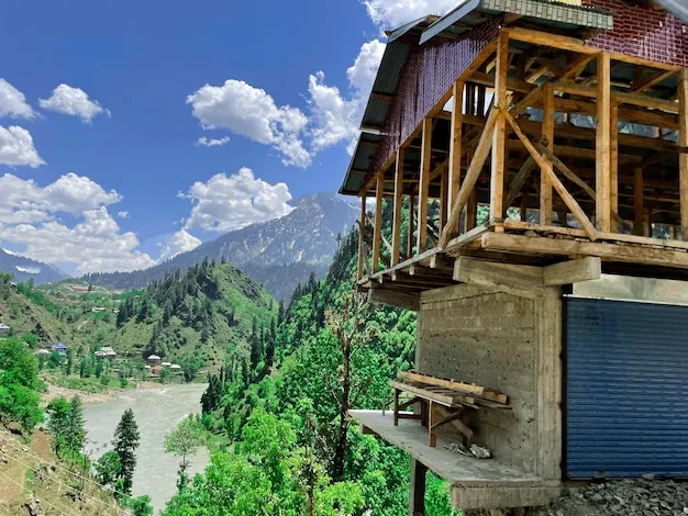 Why have homestays developed so fast in Uttarakhand