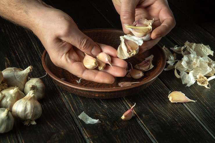 Fork peeling garlic clove fast at home in 7 seconds
