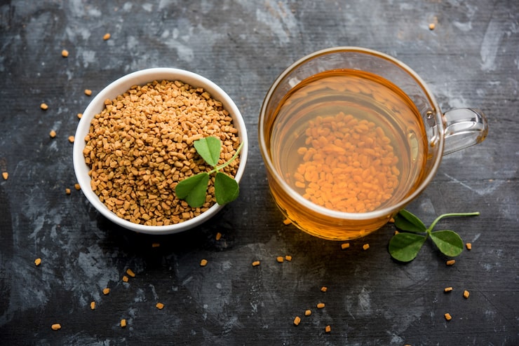 Natural diabetes control drink using apple cider vinegar, soaked methi dana, and turmeric for blood sugar management.