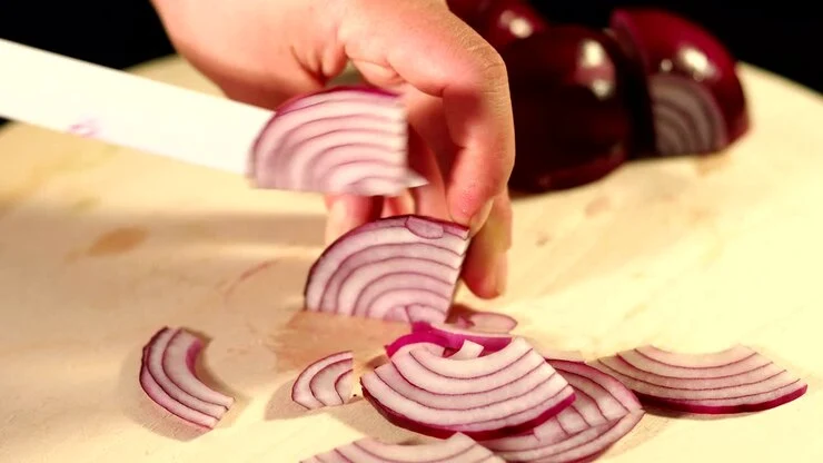 Avoid Eating Too Much Raw Onion in Heatwave