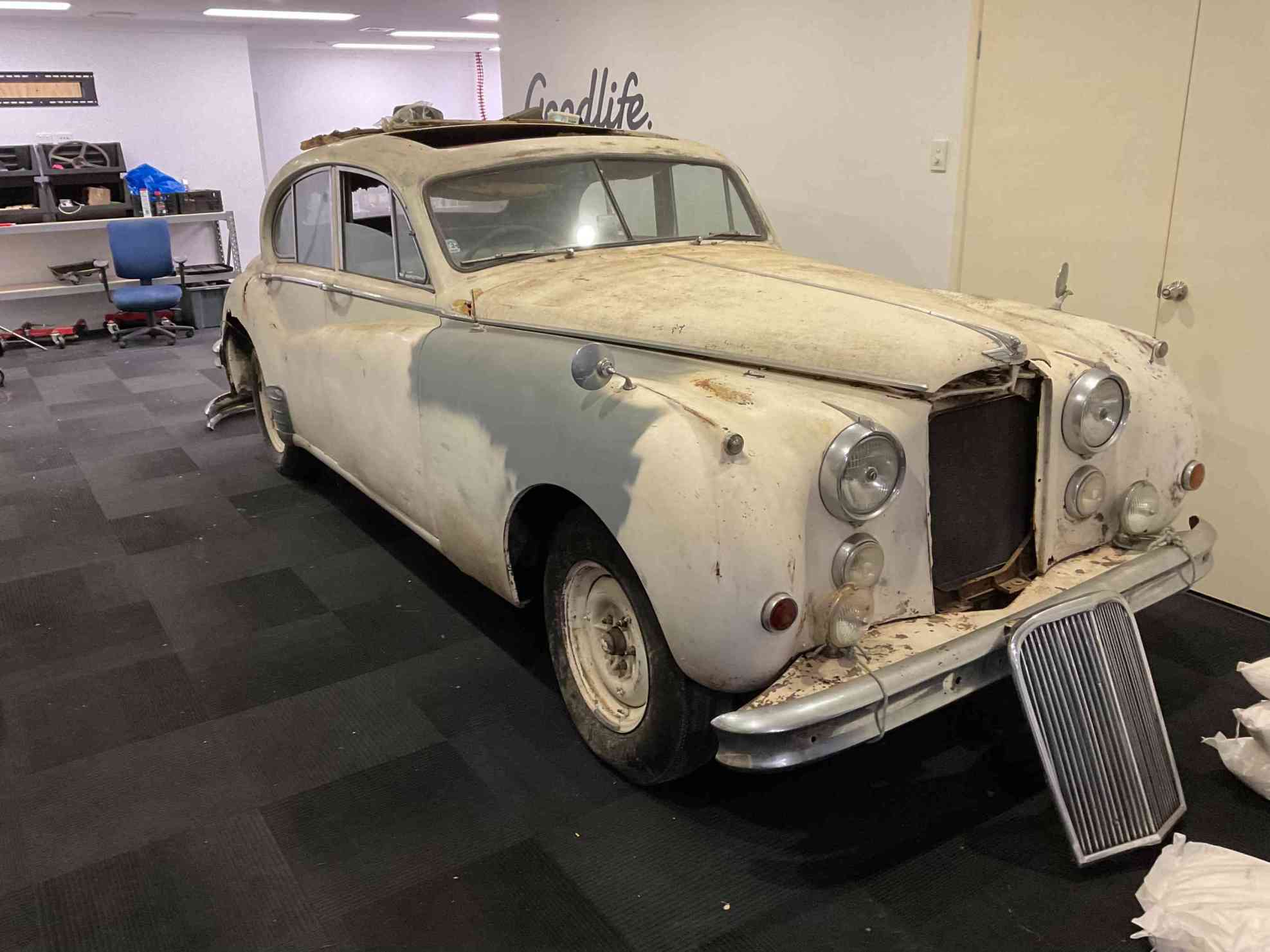 Jaguar Mk VII: Old Luxury Incomplete Front