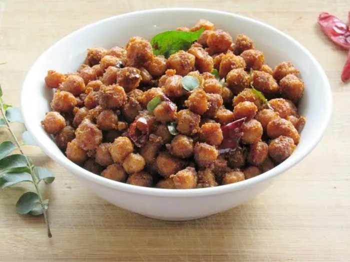 Dry roasted soya chunks seasoned with spices and chaat masala for a high-protein vegetarian snack.